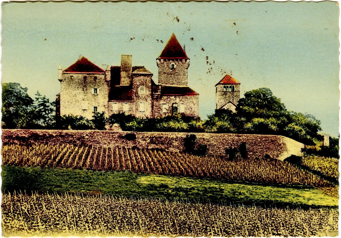 Le Mâconnais, châteaux historiques. Environs de Serrières, château de Pierreclos.- Construit en 1665, sur les ruines du célèbre château de Pierreclos qui fut alternativement assiégé par Philippe le Bon et Charles VII. Pris en 1462 par les Armagnacs ; brûlé en 1471, par les troupes de Louis IX et pillé, en 1566, par d'Entragues, chef des calvinistes. Avant le christianisme, son emplacement était une des nécropoles consacrées aux hommes illustres de cette province romaine.