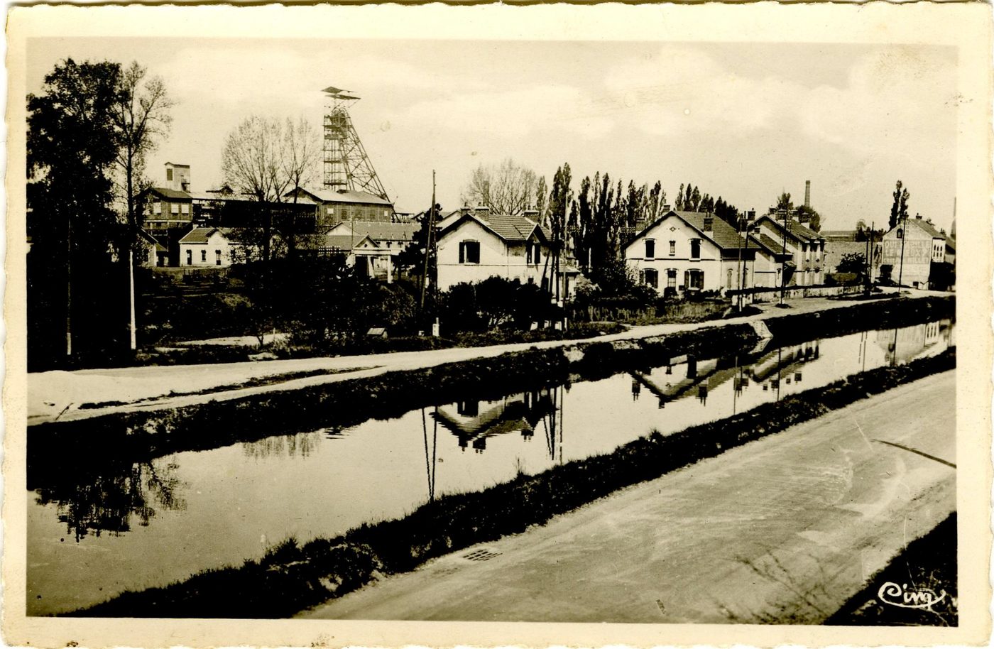 Montceau-les-Mines. Vue du puits Plichon et canal du centre.