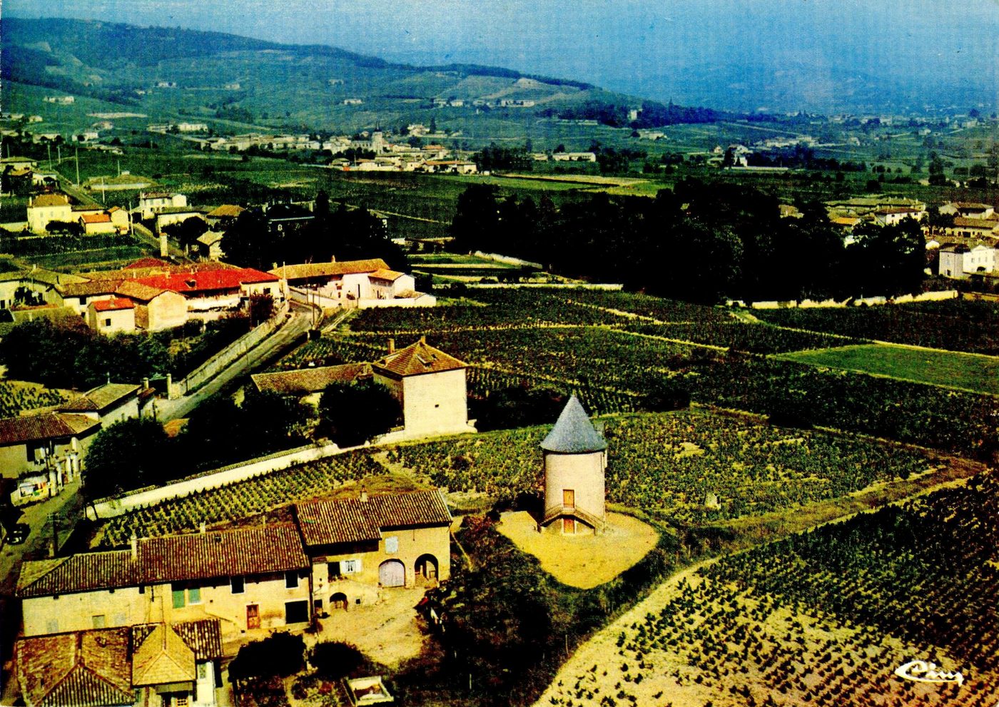 Romanèche-Thorins. Vue aérienne du moulin à vent.