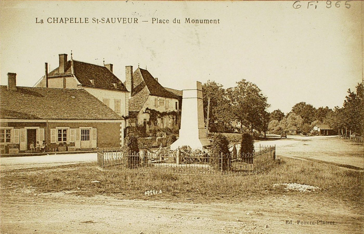 La Chapelle-Saint-Sauveur. Place du monument.