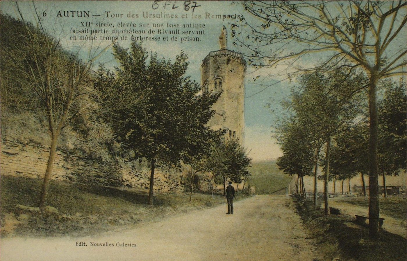Autun. Tour des Ursulines et les Remparts. XIIe s., élevée sur une base antique faisait partie du château de Rivault servant en même temps de forteresse et de prison.
