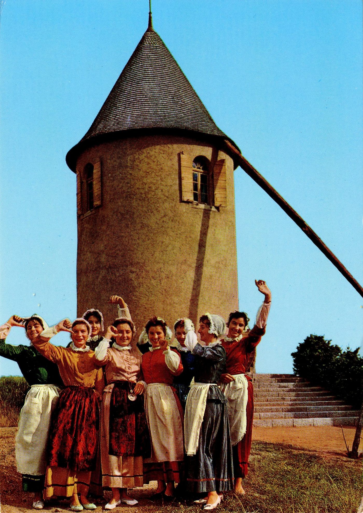 Romanèche-Thorins. Le moulin à vent.