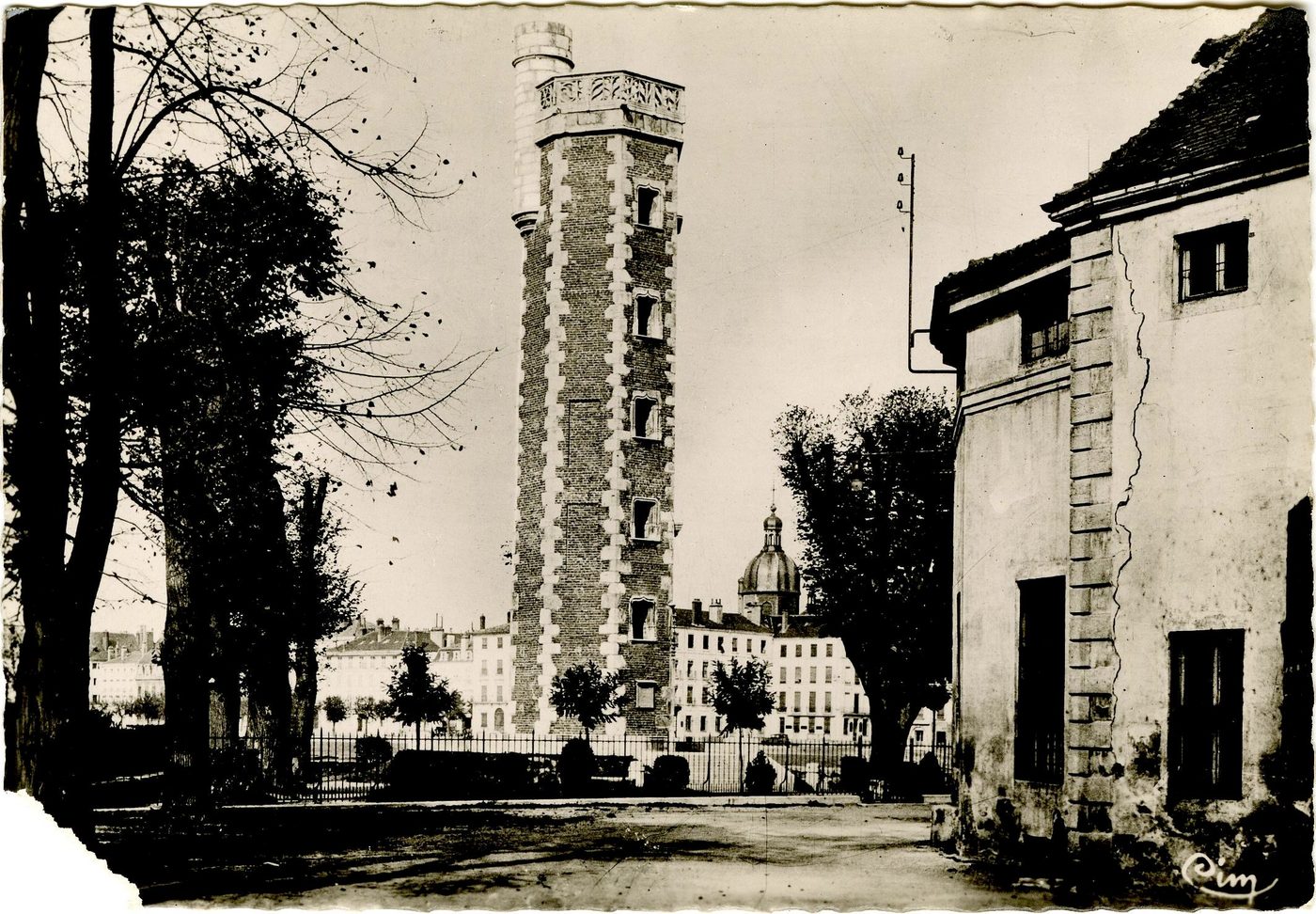 Chalon-sur-Saône. Tour du doyenné.
