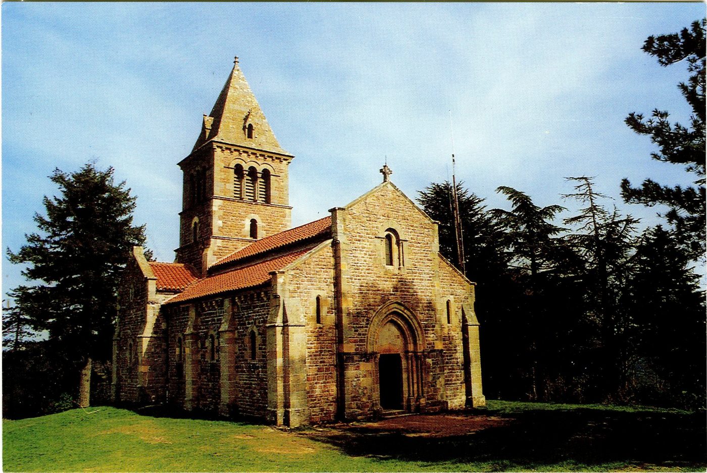 Montagne de Dun, altitude 709 m.- On mentionne dès le Xe siècle une église sur le sommet. Lors de la destruction de la forteresse de Dun par Philippe Auguste en 1180 ou 1181, l'église de Dun-le-Roy est épargnée et restera église paroissiale jusqu'au début du XVIIIe s. Tombée en ruines, elle est restaurée par le comte de Rambuteau et bénie le 4 juin 1900 par le cardinal Perraud, évêque d'Autun.