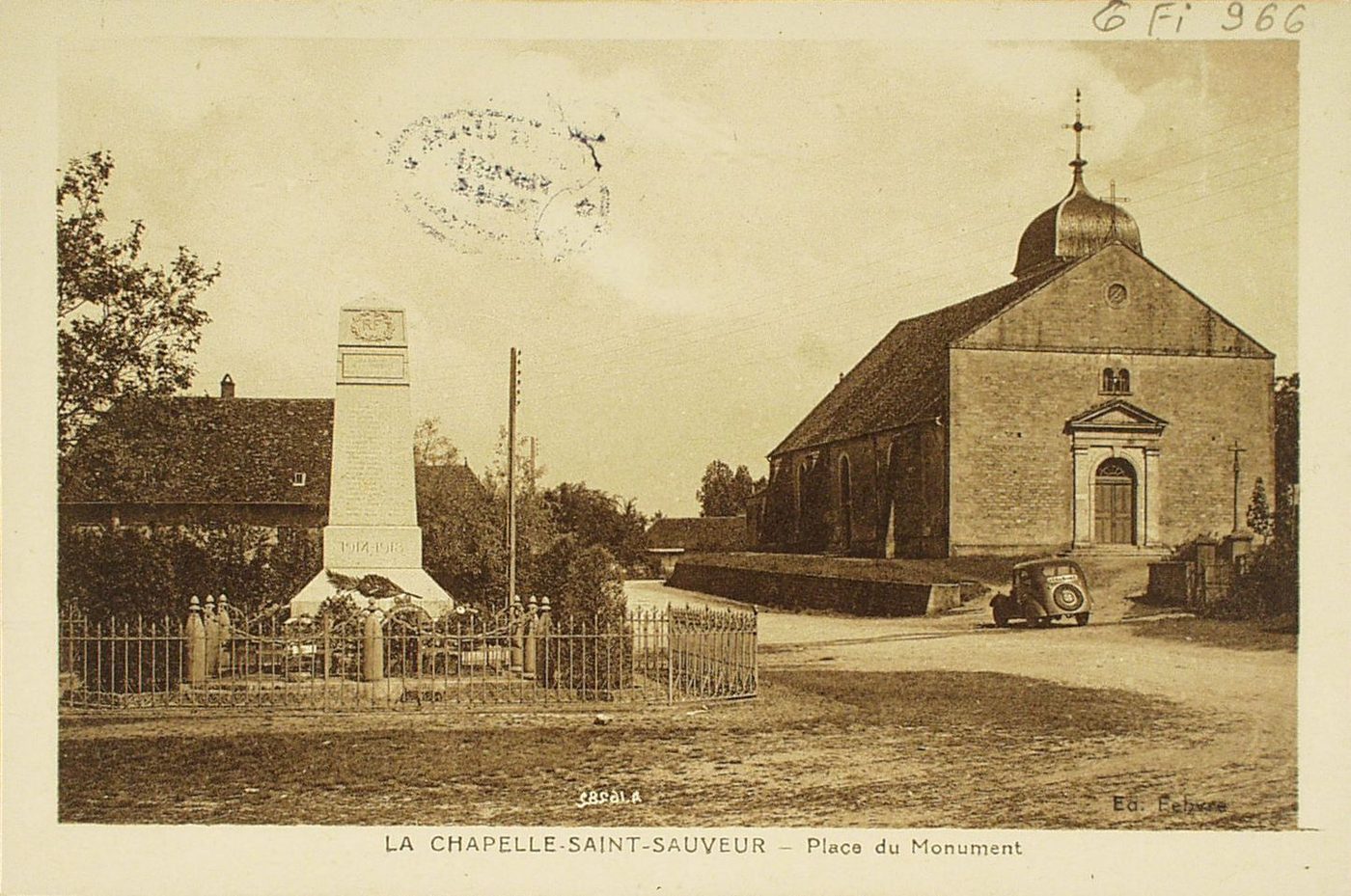 La Chapelle-Saint-Sauveur. Place du monument.