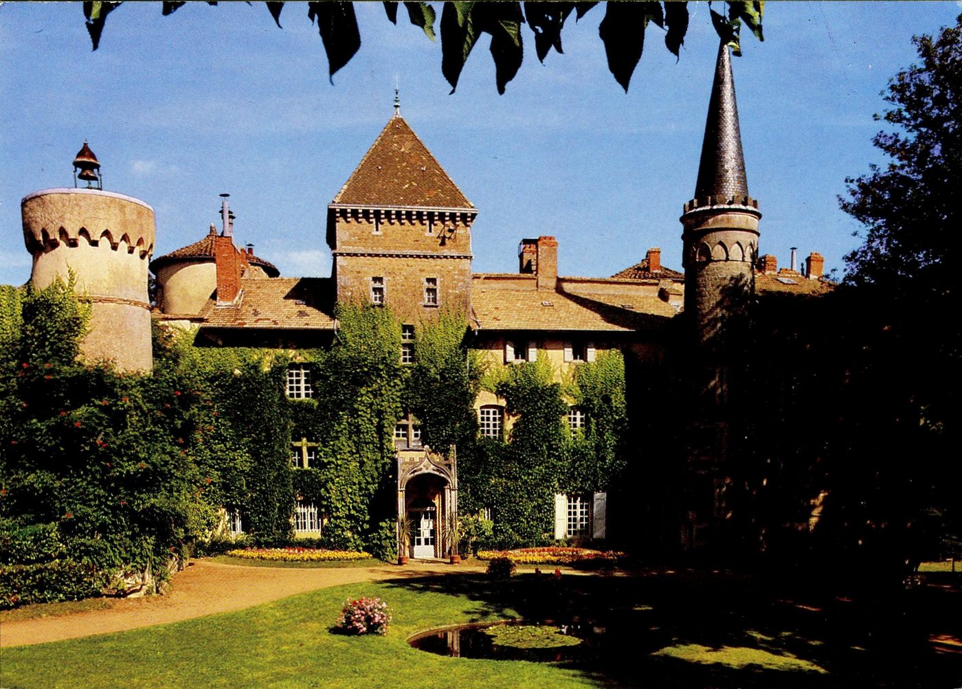 Saint-Point, Bourgogne du Sud.- Château de Lamartine né à Mâcon 1790 - 1869. Le 10 février 1801 à la requête d'un créancier, le château fut adjugé à M. Pierre Lamartine. Son fils, le poète, l'eut en partage en 1830. En 1870, Mme Valentine de Lamartine, sa nièce, resta héritière de Saint-Point. Il fut racheté en 1894, aux trois nièces de Mme Valentine par M. de Montherot. Le comte René de Noblet, son petit-fils en est le propriétaire actuel.