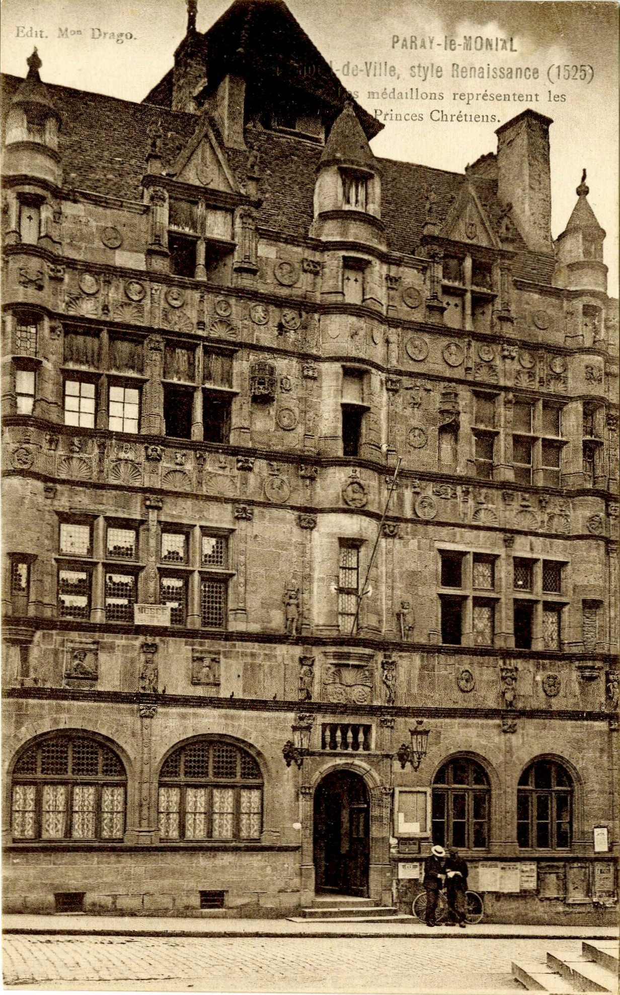 Paray-le-Monial.- Hôtel de ville, style renaissance (1525). Les médaillons représentent les princes chrétiens.