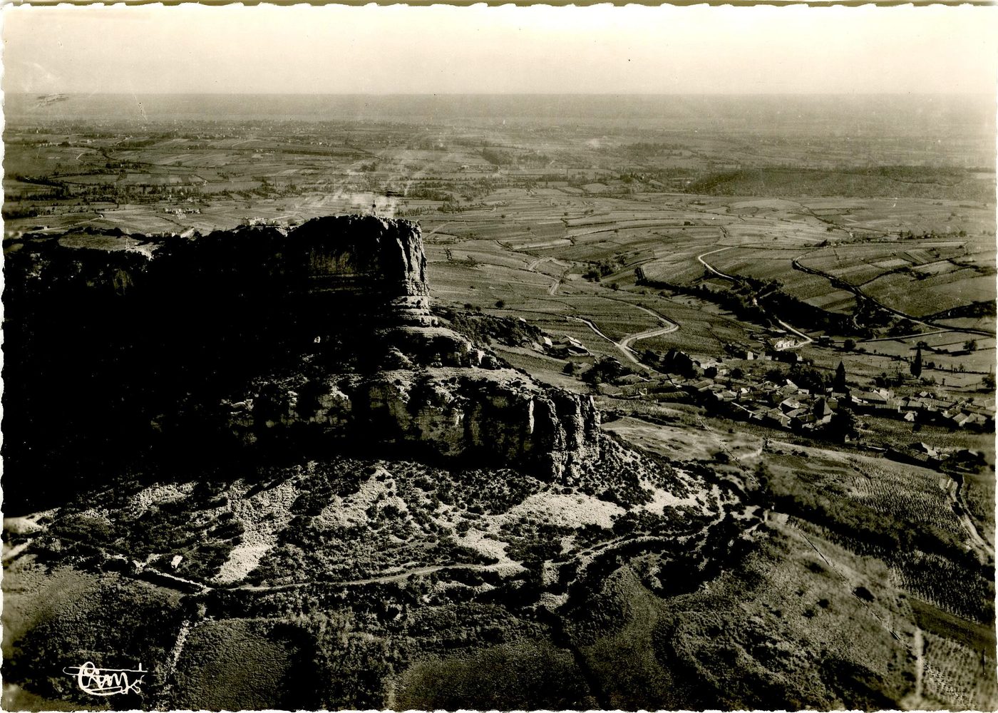 Solutré.- Vue aérienne de la roche de Solutré. Le village et la plaine de la Bresse.