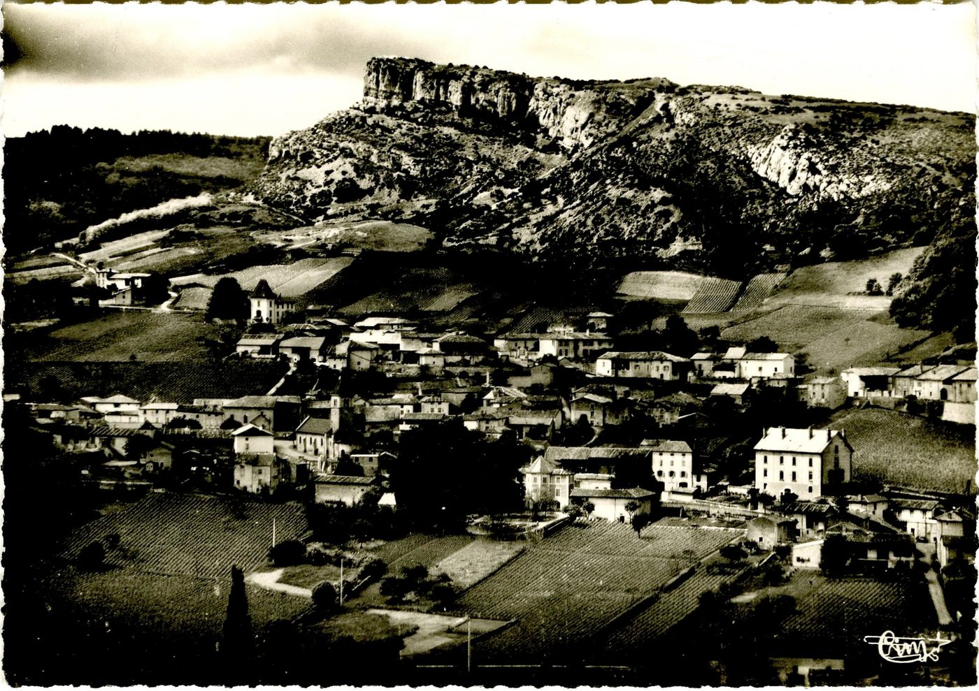 Solutré. Vue générale aérienne.