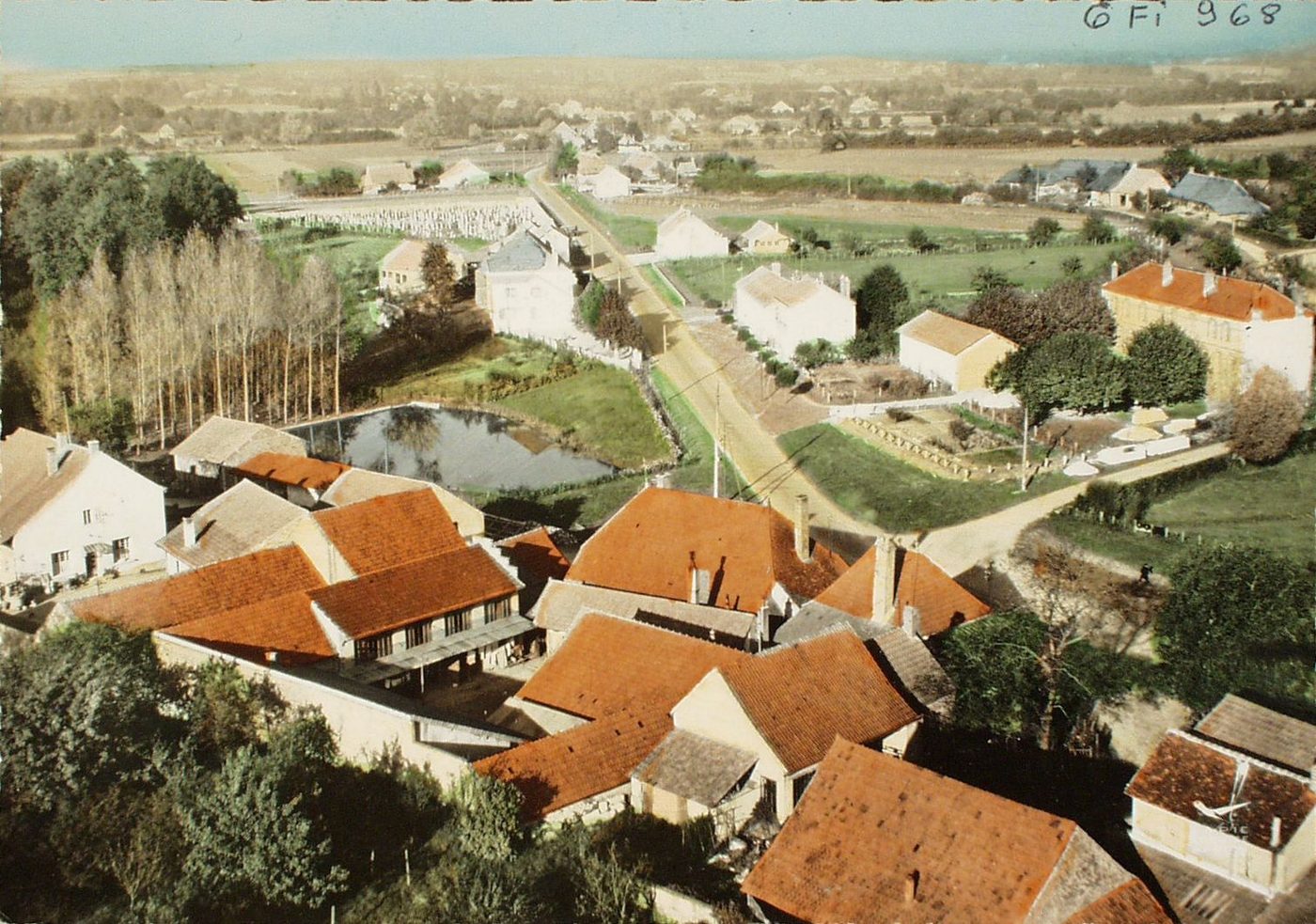En avion au dessus-de ... la Chapelle-Saint-Sauveur. Le lac et les écoles.