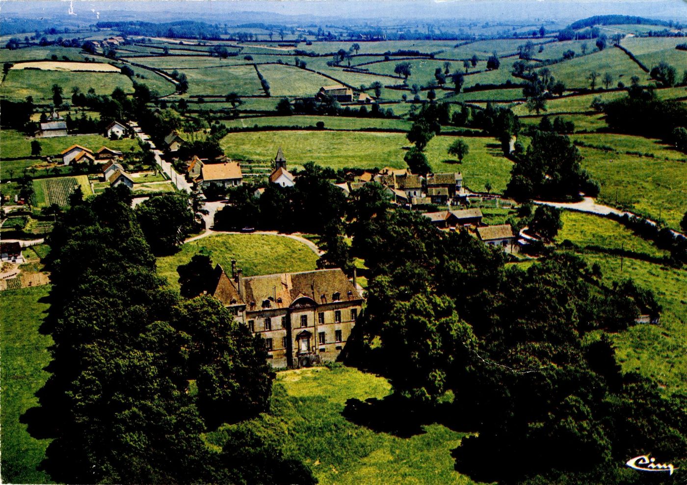 Le Breuil.- Le château. Centre de formation et d'activité des scouts de France. Vue aérienne.