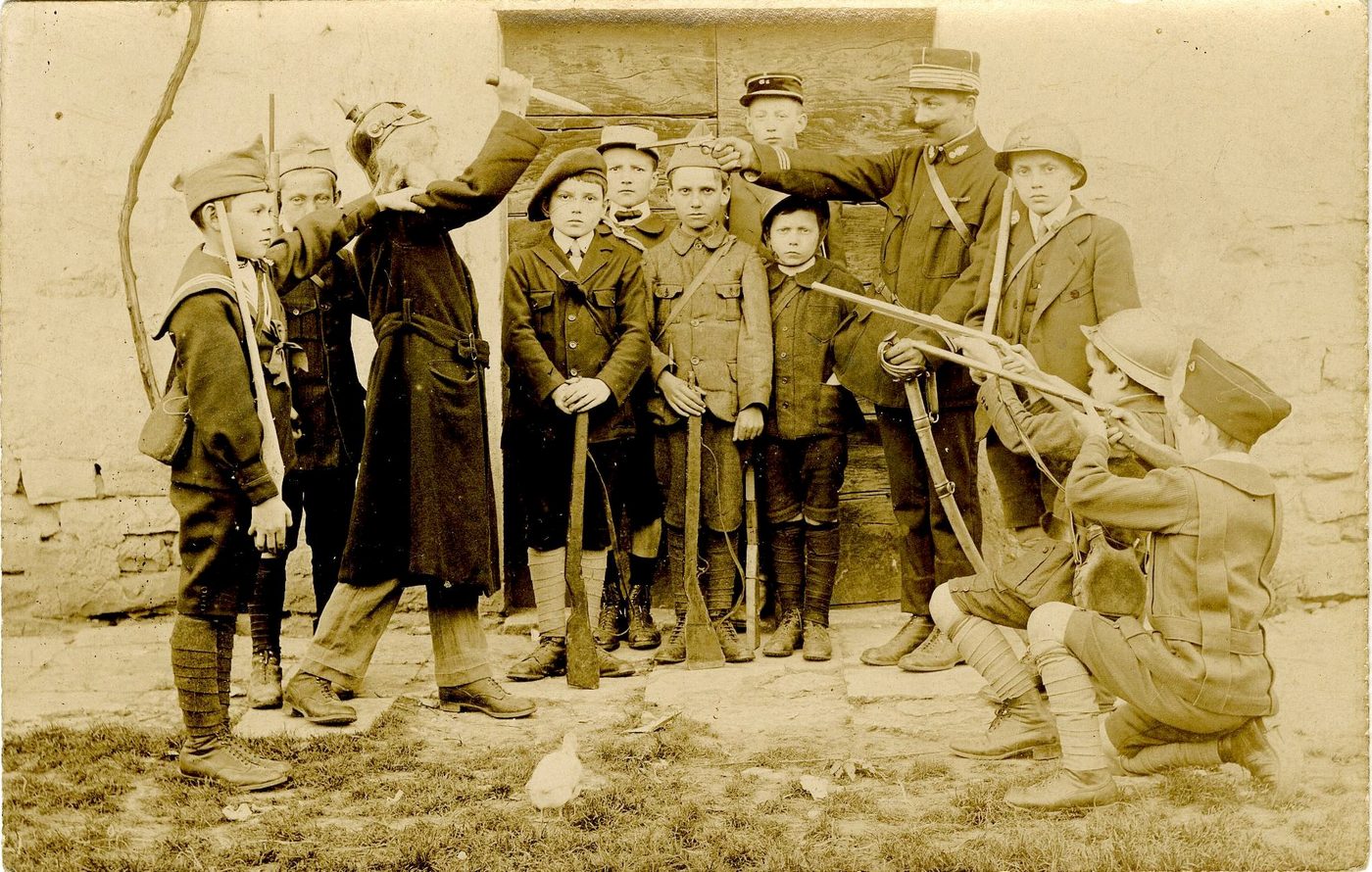 Montbellet. Groupe d'enfants jouant une scène de la 1ère guerre mondiale ?