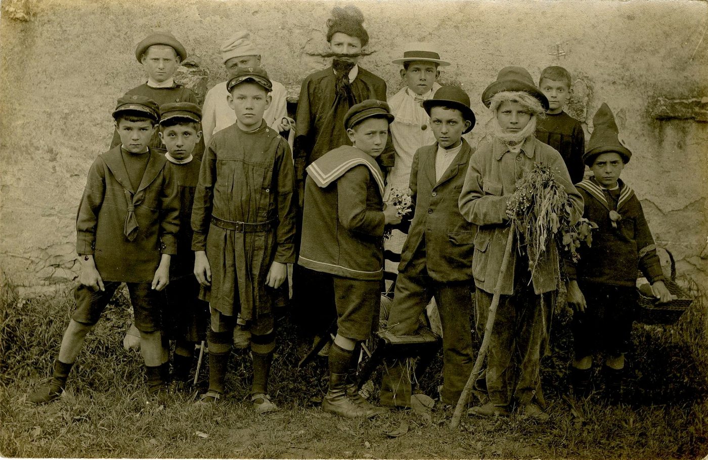 Montbellet. Groupe d'enfants déguisés.