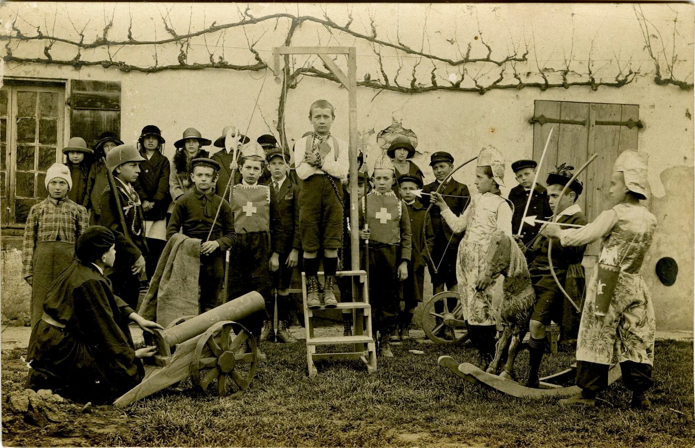 Montbellet. Groupe d'enfants déguisés. Scène du moyen âge (pendu, archers, chevaliers) ?