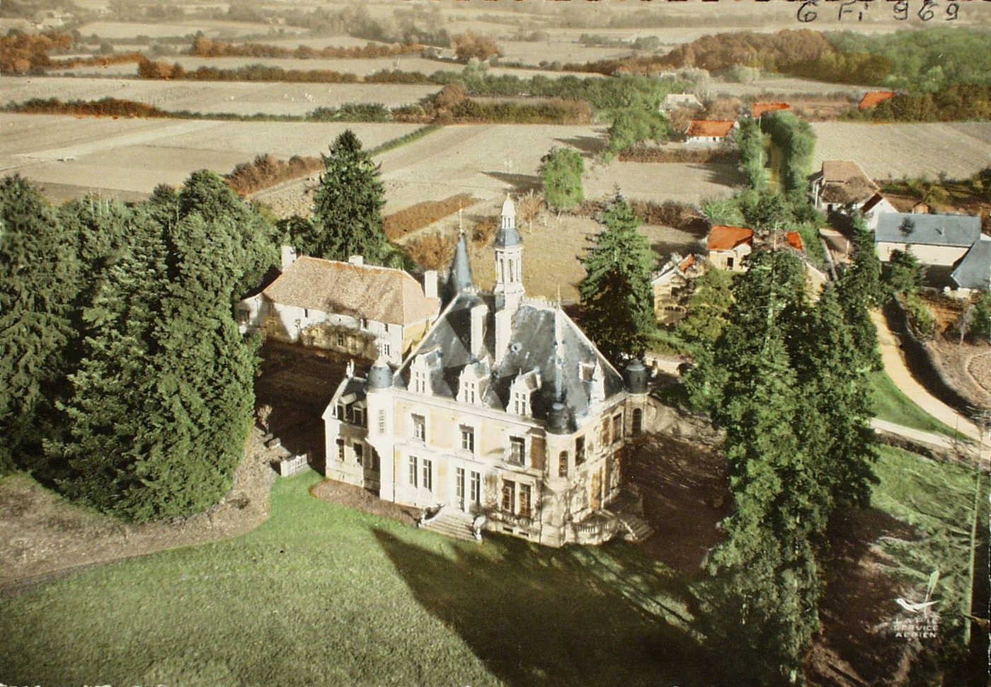 En avion au dessus-de ... la Chapelle-Saint-Sauveur. Le château de Massé.