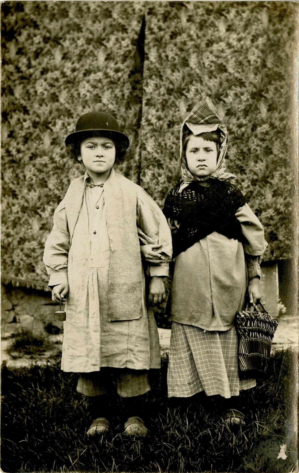Montbellet. Deux enfants en costumes.