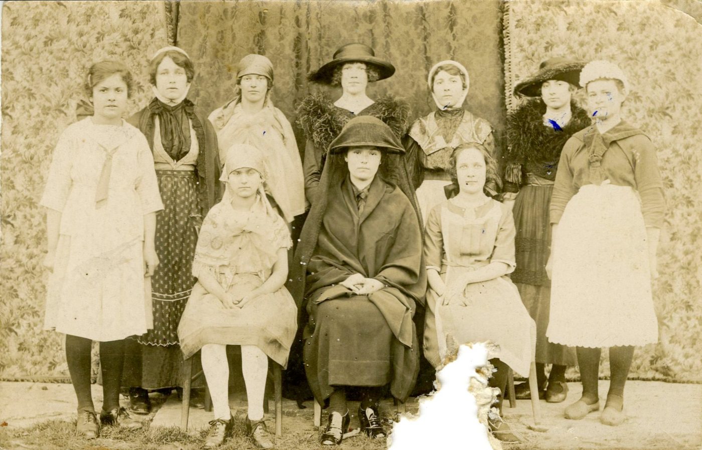 Montbellet. Groupe de 10 femmes.