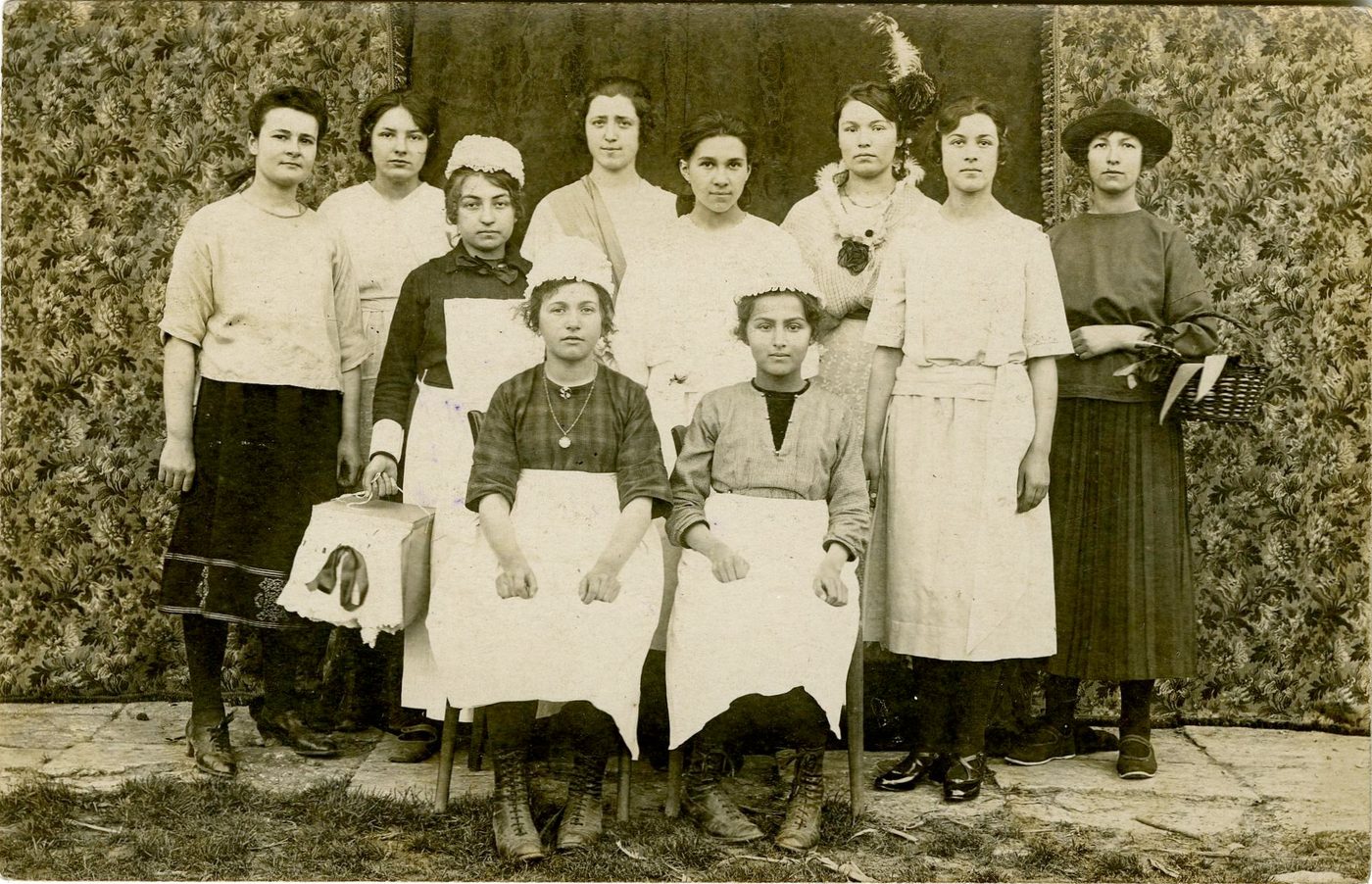 Montbellet. Groupe de 10 femmes.