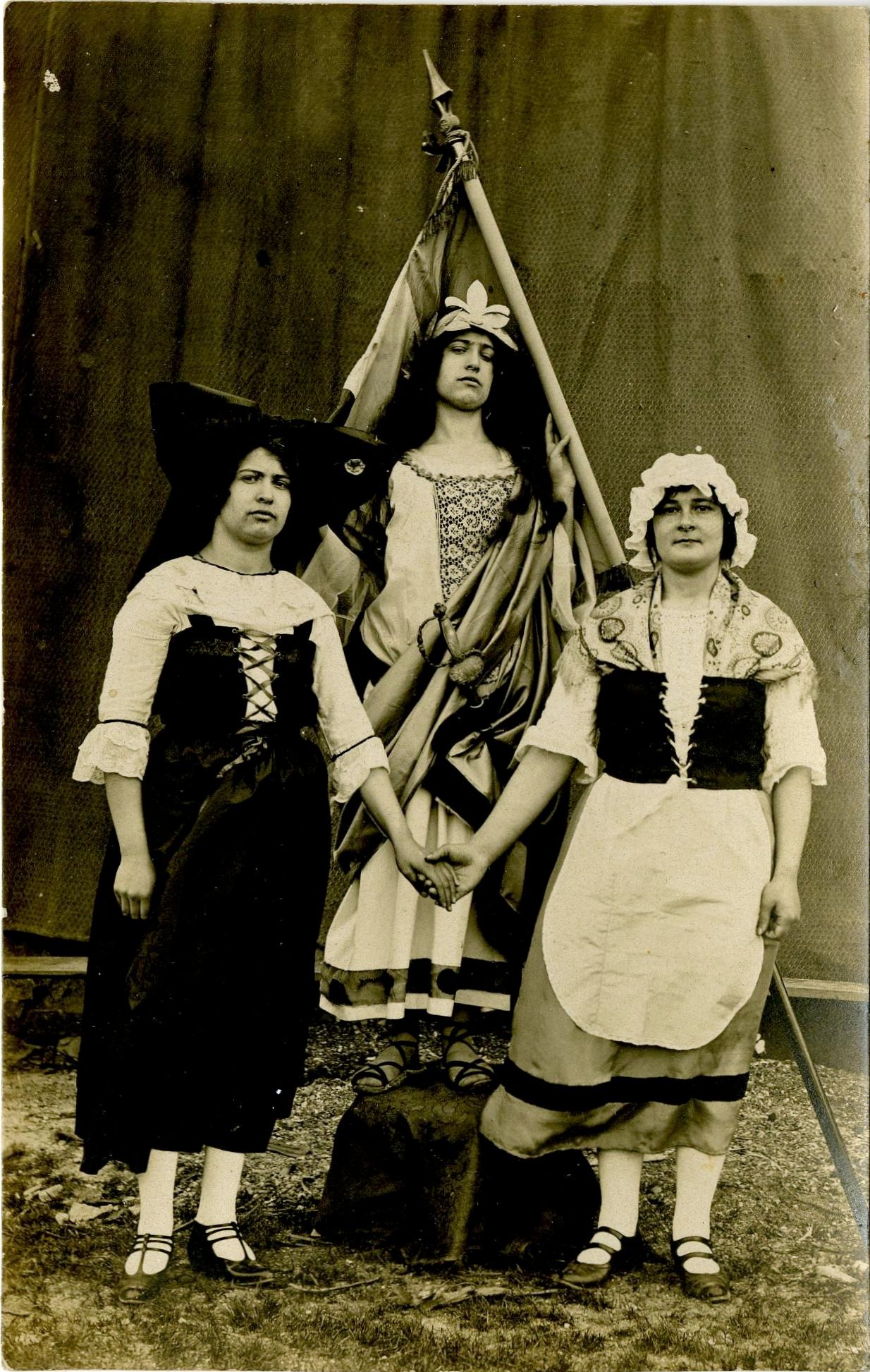 Montbellet. Groupe de 3 femmes : L'Alsace, la Lorraine, la République et le drapeau français.