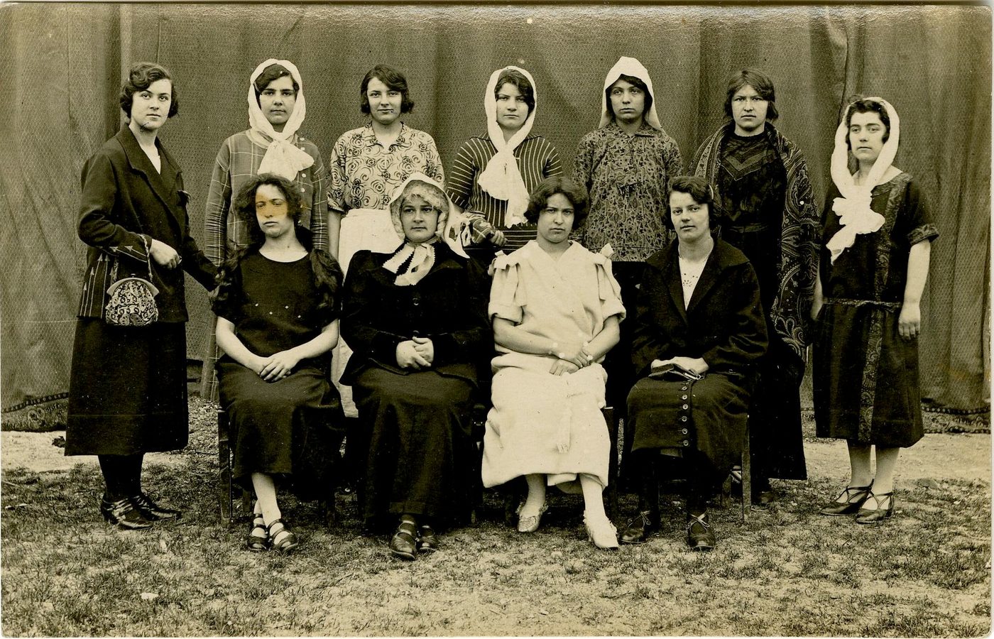 Montbellet. Groupe de 11 femmes.