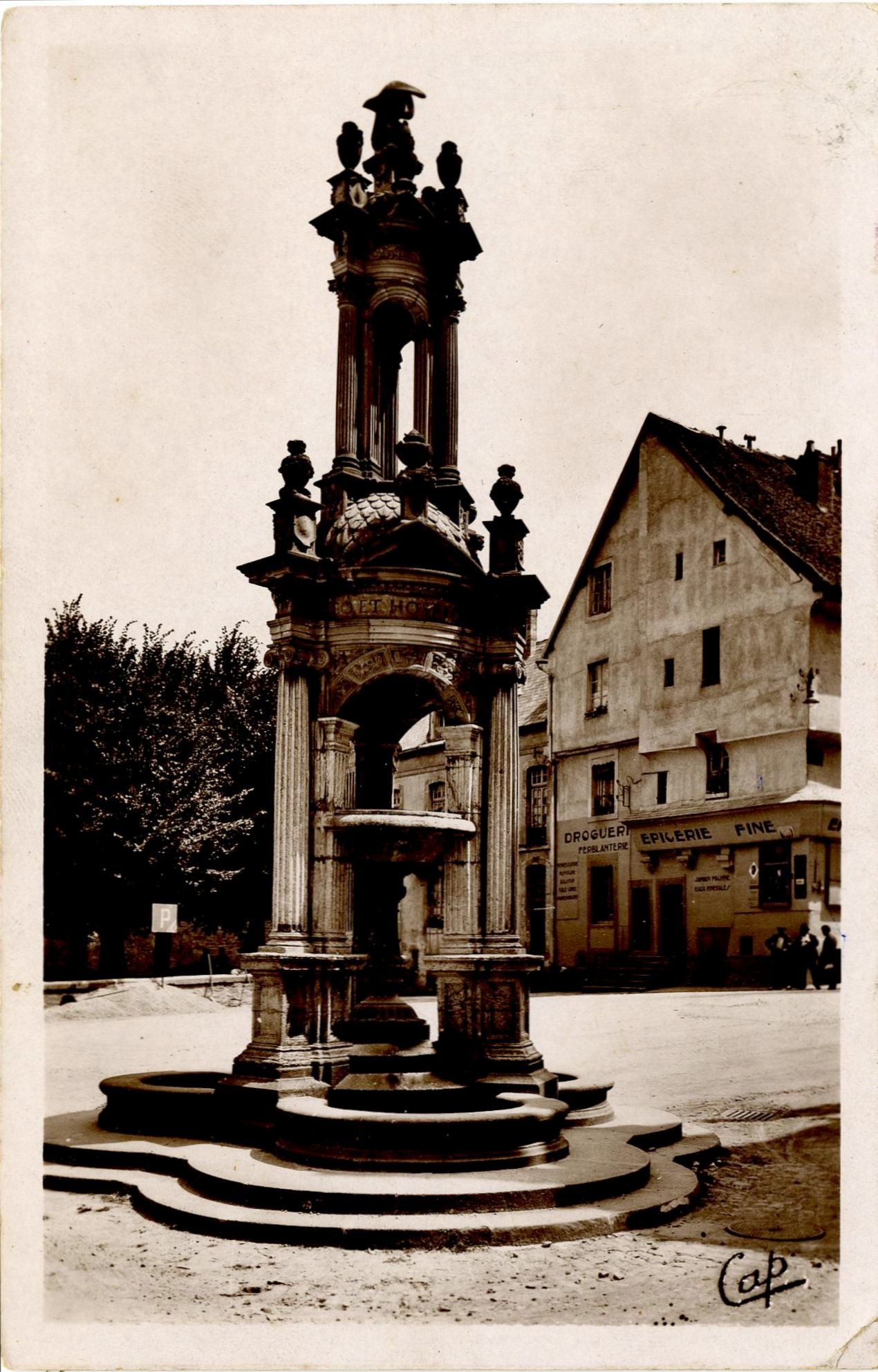 Autun. La fontaine Saint-Lazare.