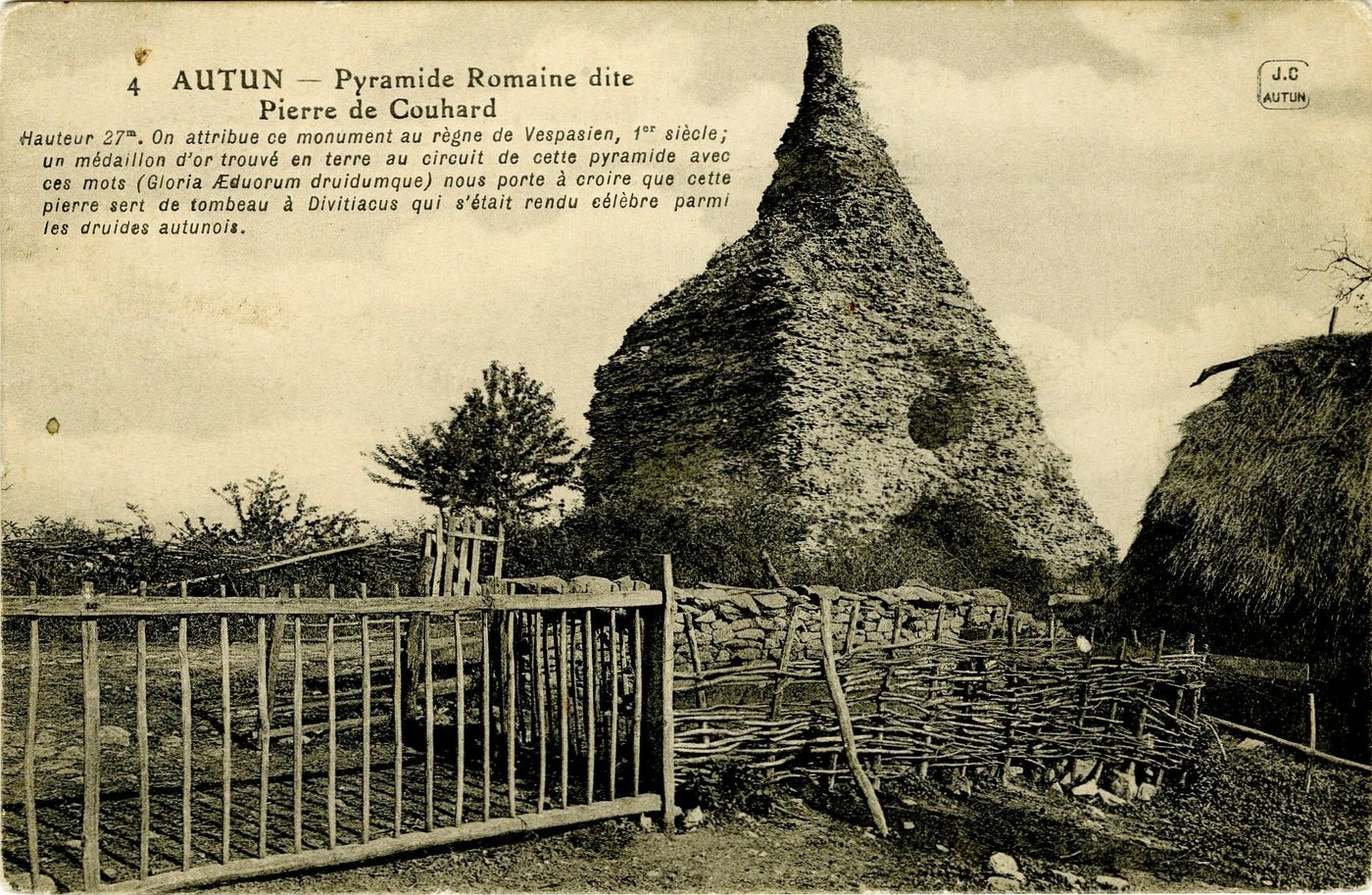 Autun, pyramide romaine dite Pierre de Couhard.- Hauteur 27 m. On attribue ce monument au règne de Vespasien, 1er s. Un médaillon d'or trouvé en terre au circuit de cette pyramide avec ces mots (Gloria AEduorum druidumque) nous porte à croire que cette pierre sert de tombeau à Divitiacus qui s'était rendu célèbre parmi les druides autunois.