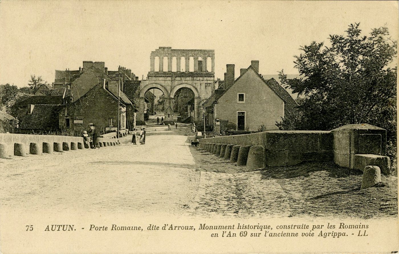Autun. Porte romaine, dite d'Arroux, monument historique, construite par les romains en l'an 69 sur l'ancienne voie Agrippa.