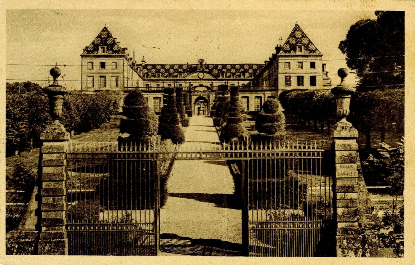 Autun - Antique.- Ecole militaire préparatoire. Bâtiments construits en 1675. Jardins tracés par Le Nôtre.
