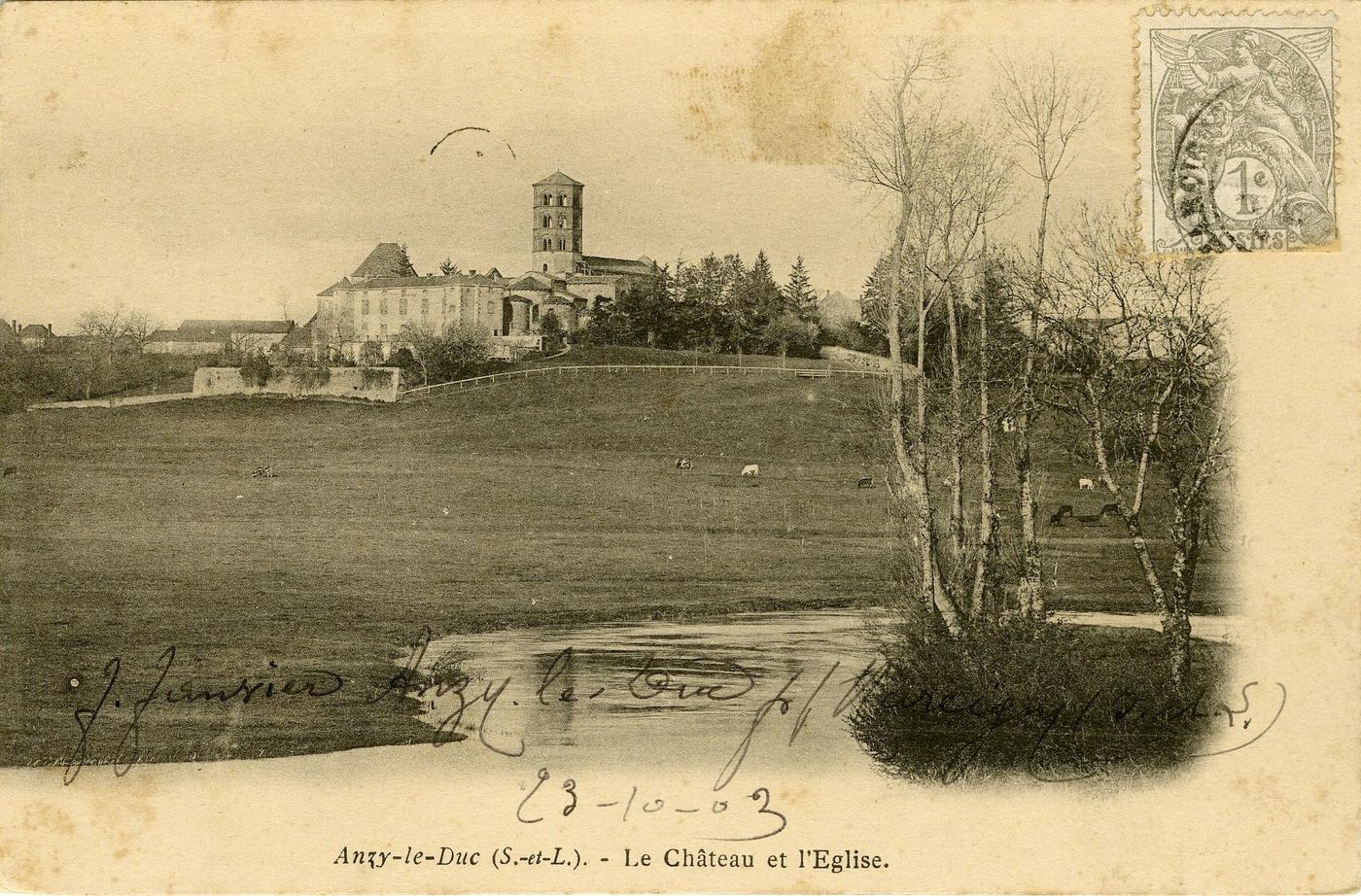 Anzy-le-Duc. Le château et l'église.