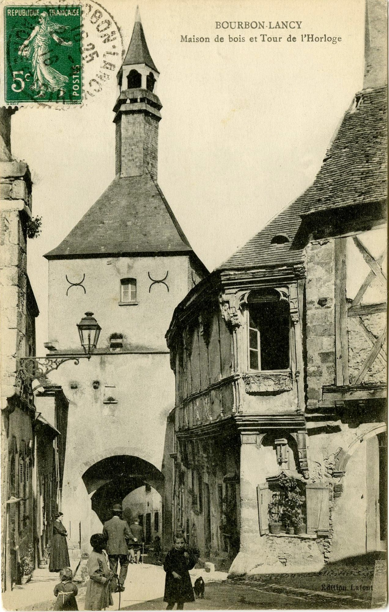 Bourbon-Lancy. Maison de bois et tour de l'Horloge.