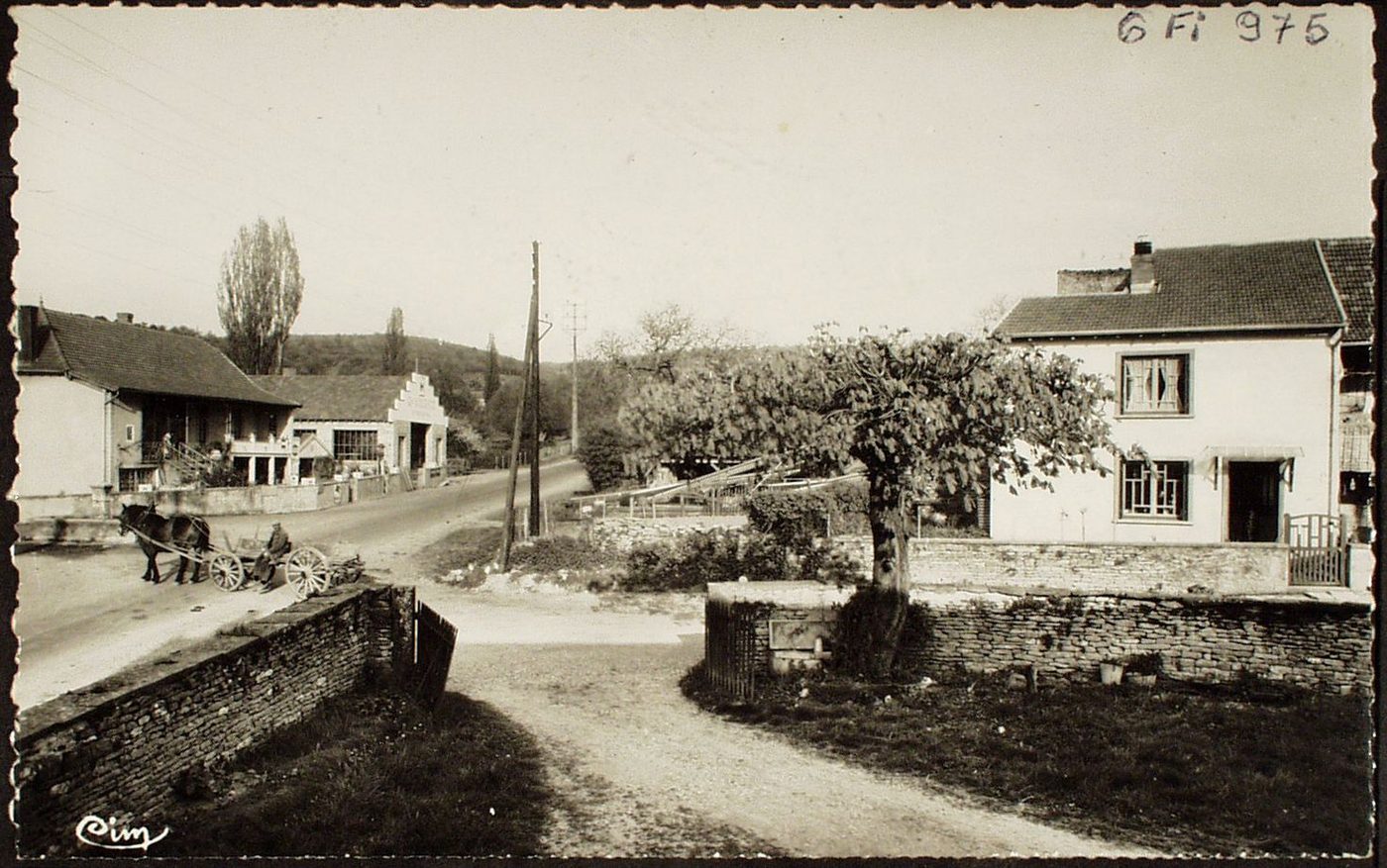 La Chapelle-sous-Brancion. La place du hameau de Nogent.