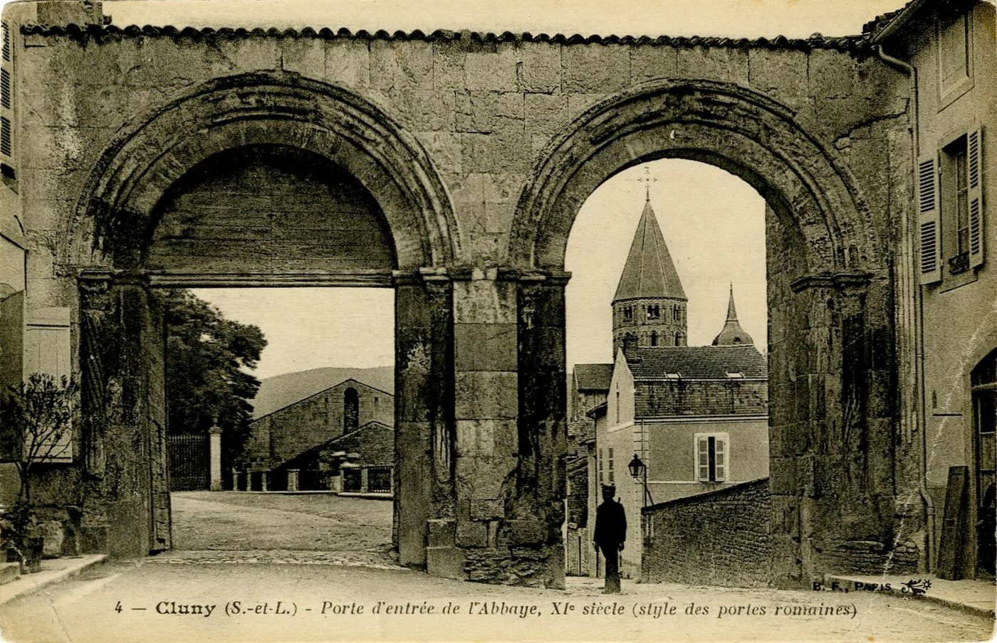 Cluny. Porte d'entrée de l'abbaye, XIe s. (style des portes romaines).