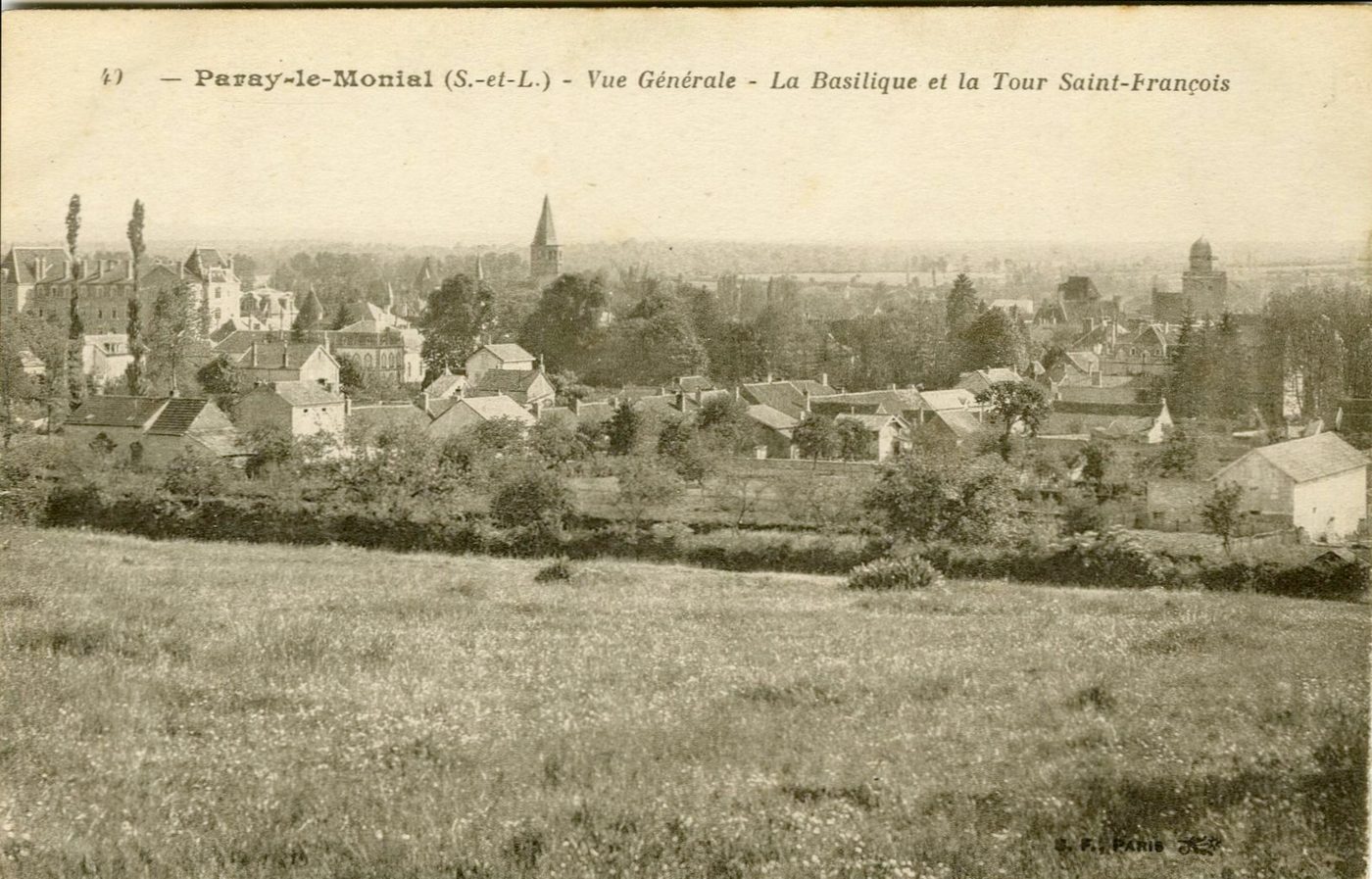 Paray-le-Monial. Vue générale. La basilique et la tour Saint-François.