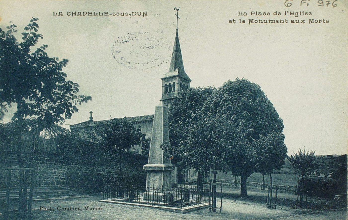 La Chapelle-sous-Dun. La place de l'église et le monument aux morts.