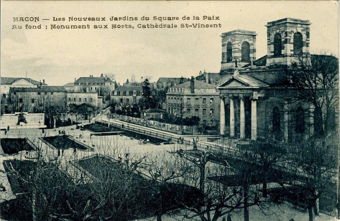 Mâcon. Les nouveaux jardins du square de la paix. Au fond : monument aux morts, cathédrale Saint-Vincent.