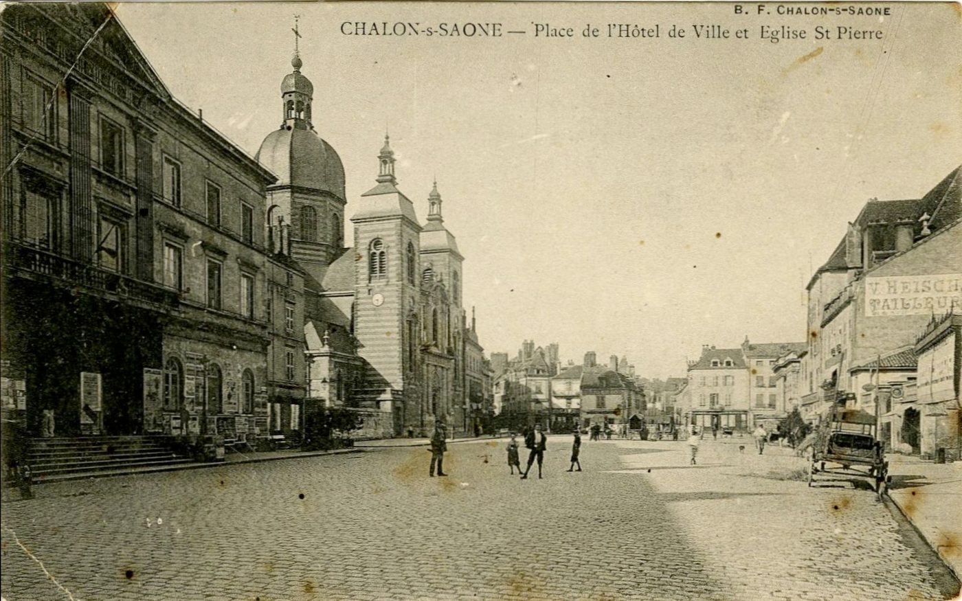 Chalon-sur-Saône. Place de l'hôtel de ville et église Saint-Pierre.