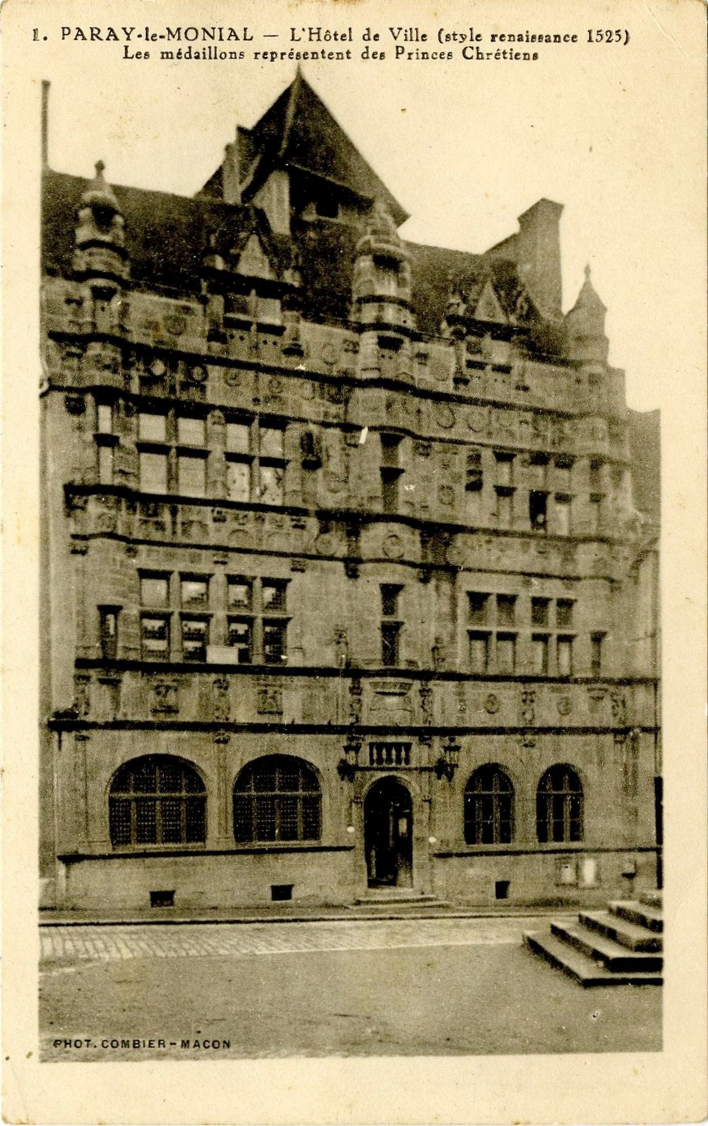 Paray-le-Monial. L'hôtel de ville (style renaissance 1595). Les médaillons représentent des princes chrétiens.