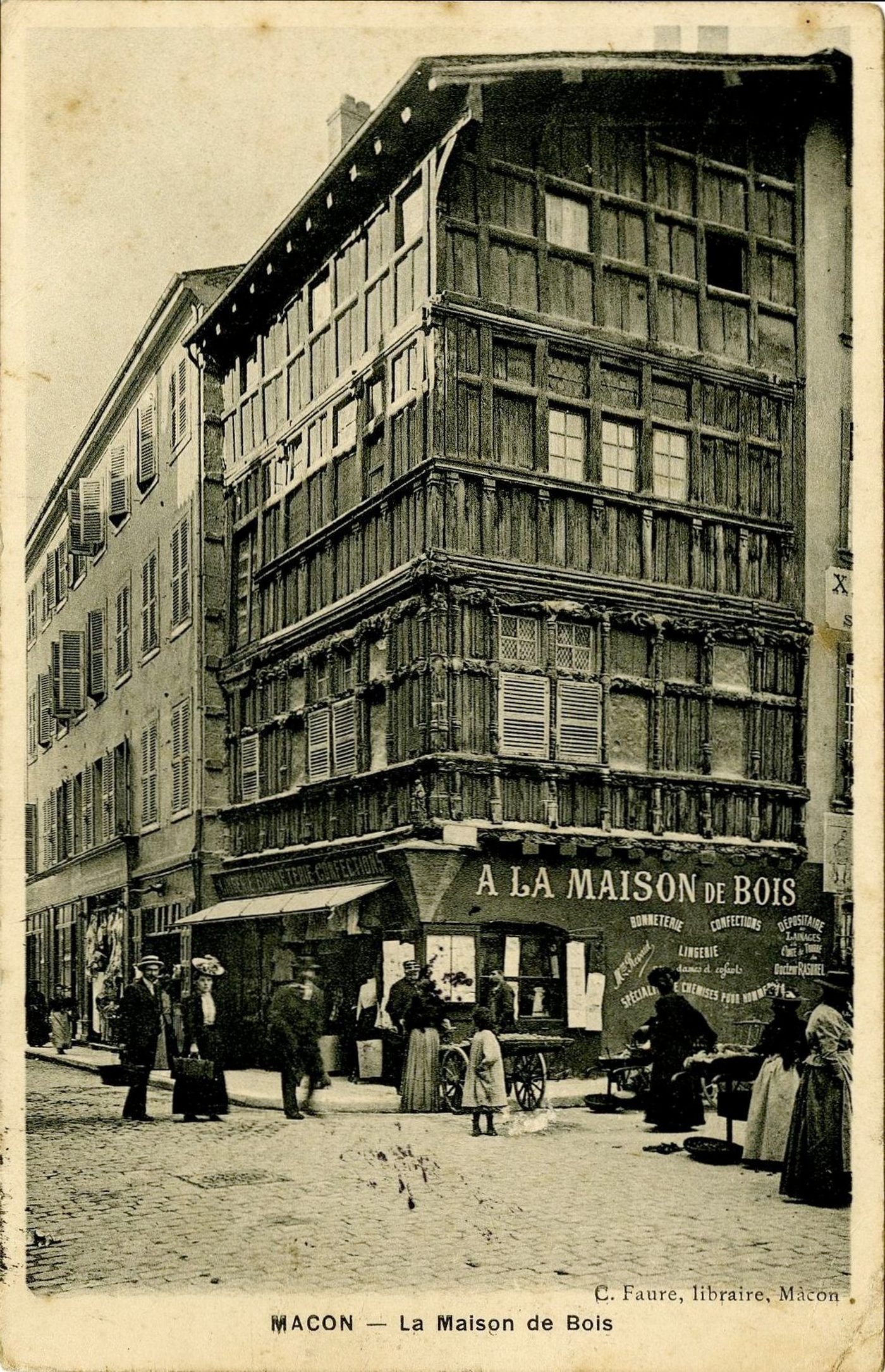 Mâcon. La maison de bois.