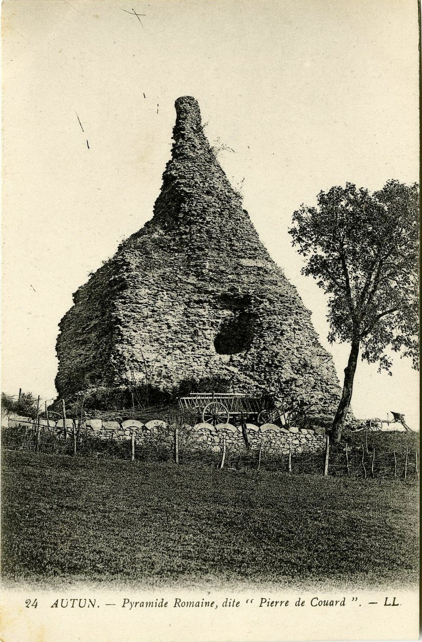 Autun.- Pyramide romaine dite Pierre de Couard.