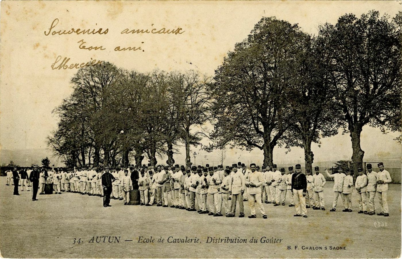 Autun. Ecole de cavalerie. Distribution du goûter.