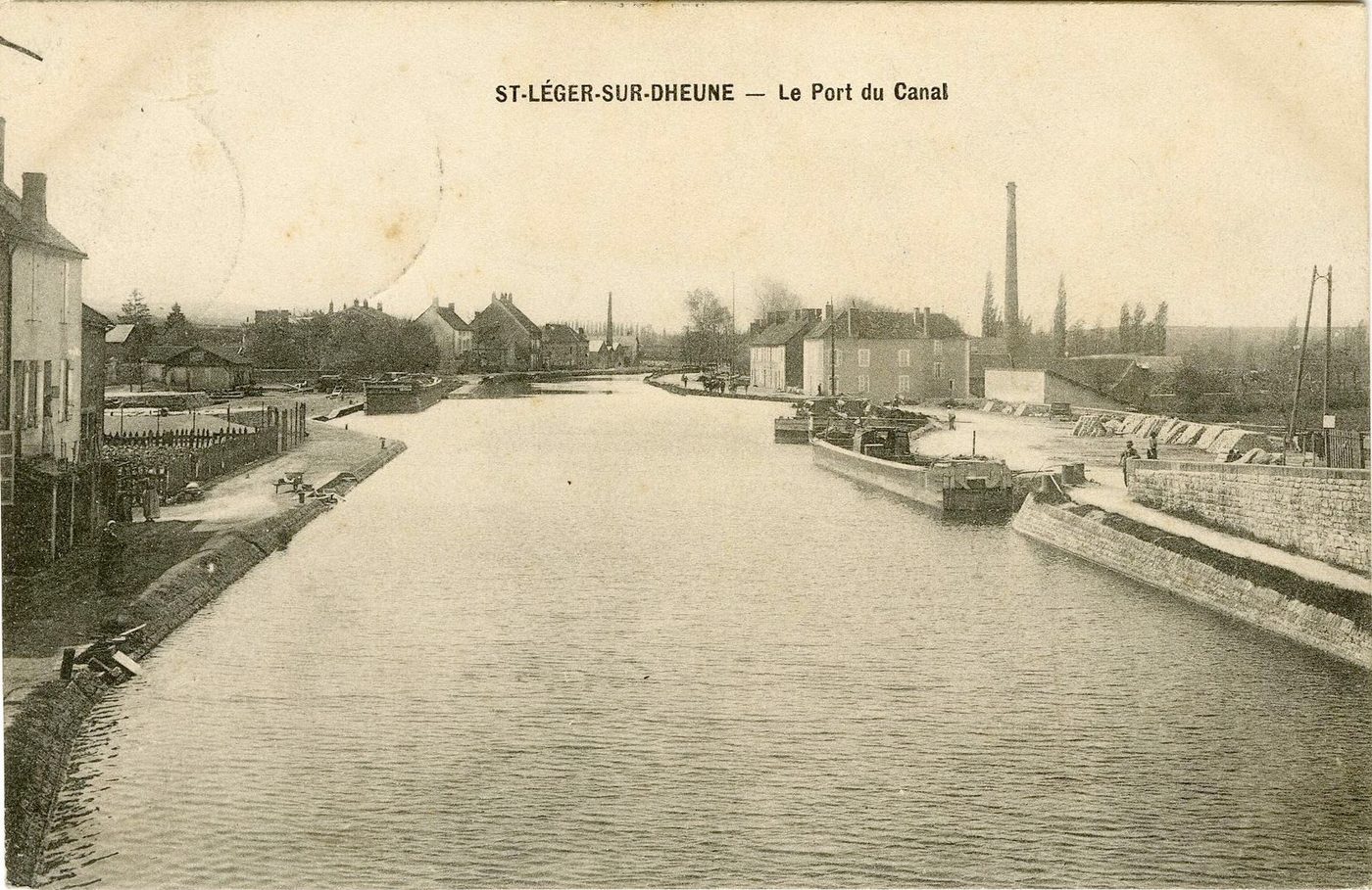 Saint-Léger-sur-Dheune. Le port du canal.