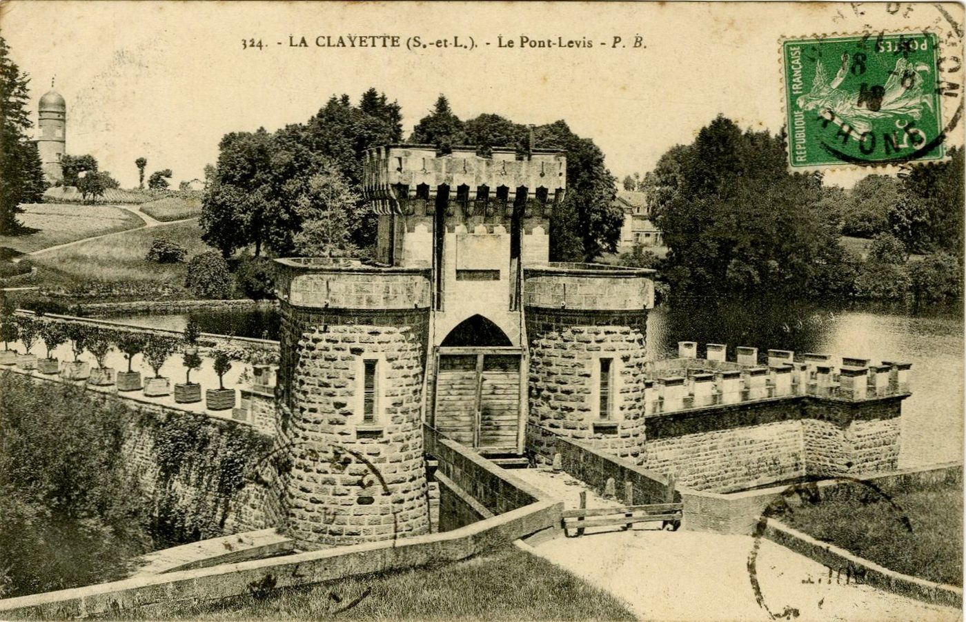 La Clayette. Le pont-levis.