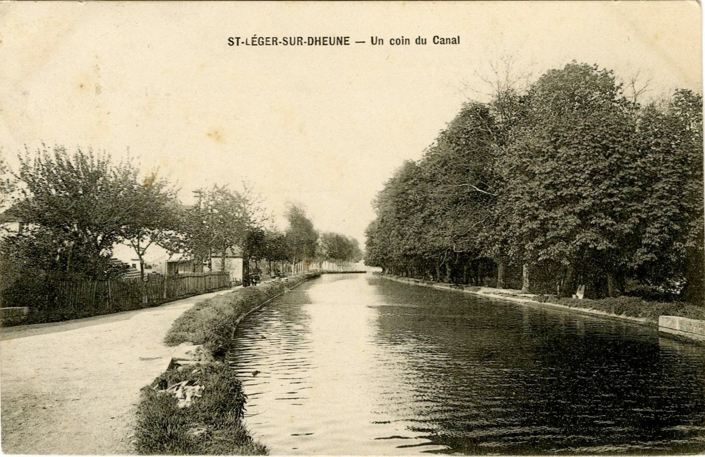 Saint-Léger-sur-Dheune. Un coin du canal.