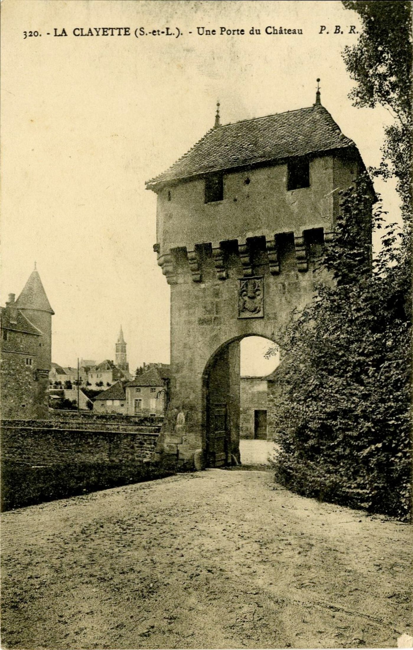 La Clayette. Une porte du château.
