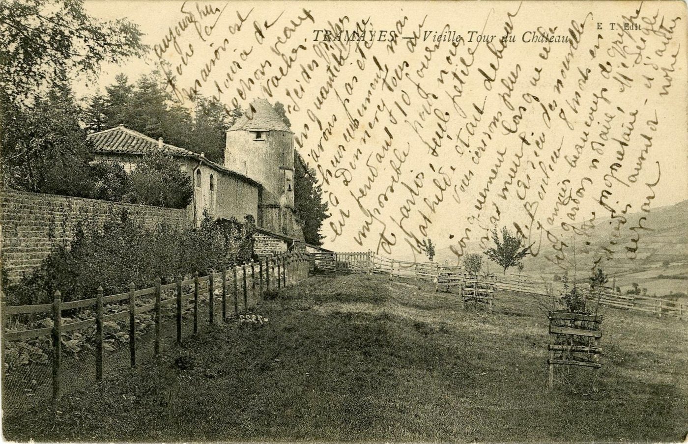 Tramayes. Vieille tour du château.