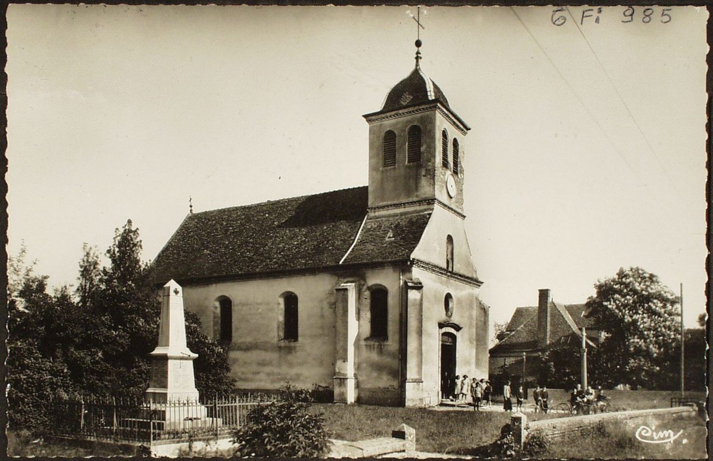Charette. Eglise et monument aux morts.