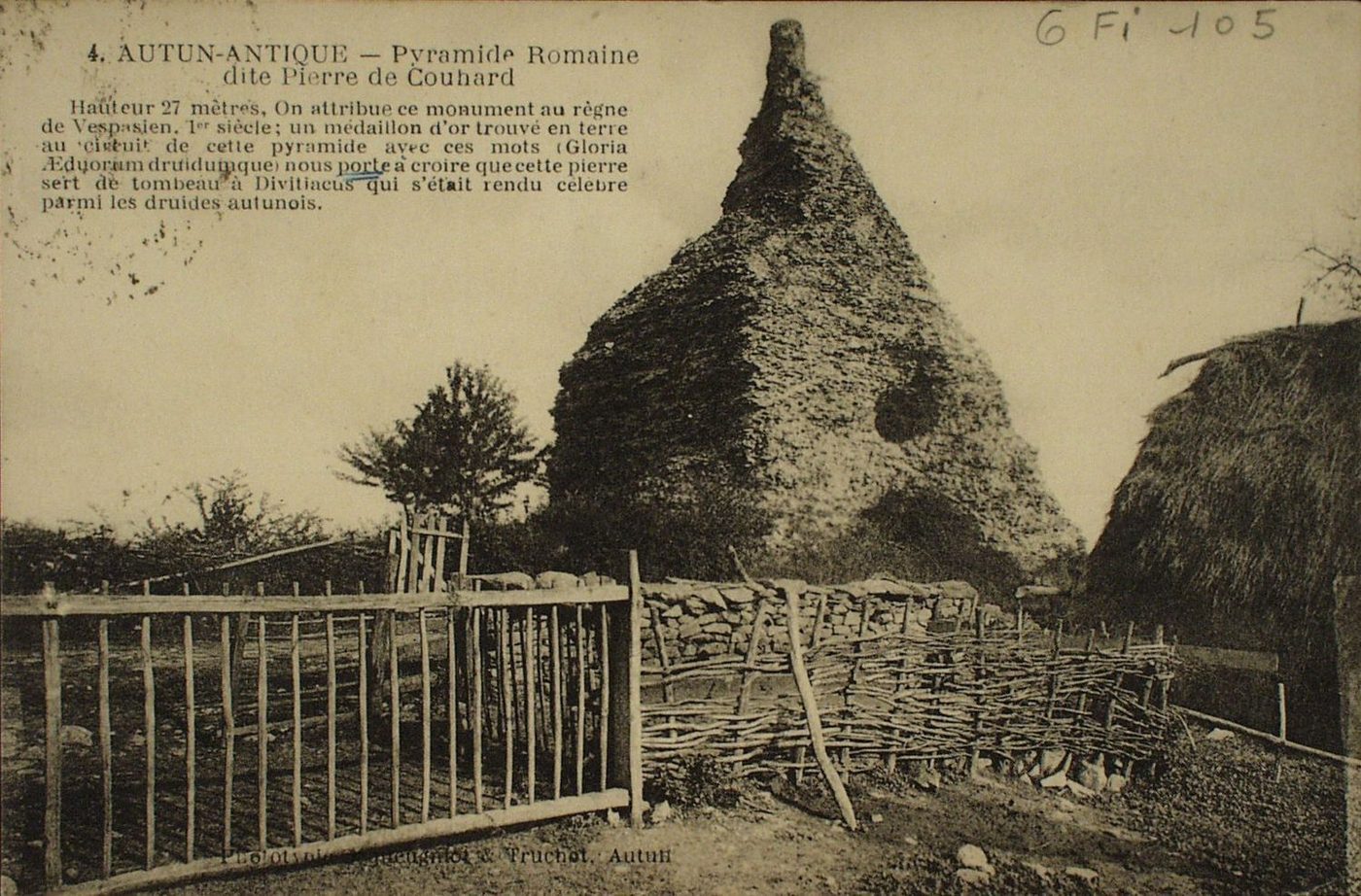 Autun antique. Pyramide romaine dite Pierre de Couhard. Hauteur 27 mètres, on attribue ce monument au règne de Vespasien, 1er è.s.; un médaillon d'or trouvé en terre au circuit de cette pyramide avec ces mots (Gloria Eduorum druidumque) nous porte à croire que cette pierre sert de tombeau à Divitiacus qui s'était rendu célèbre parmi les druides autunois.