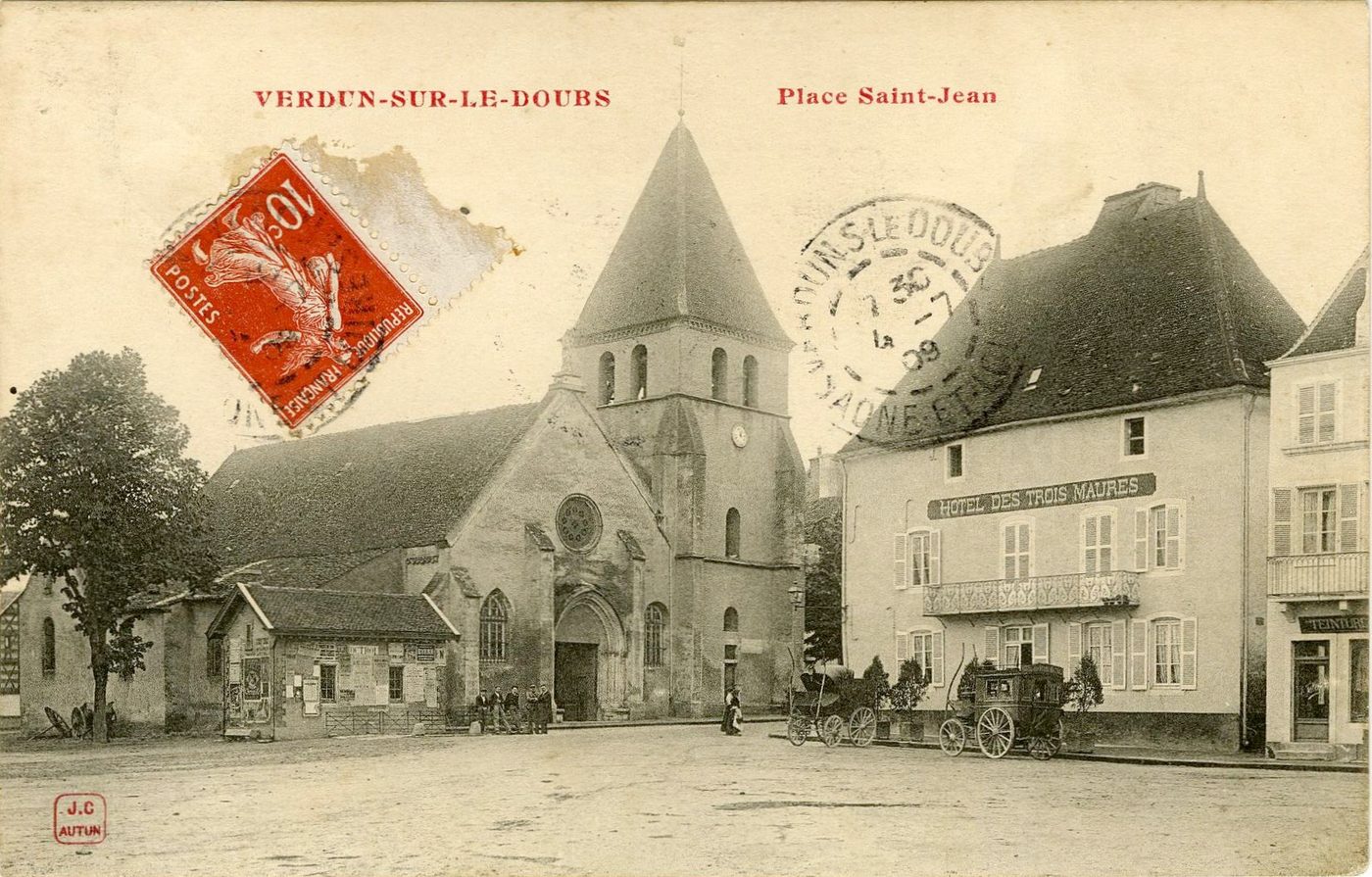 Verdun-sur-le-Doubs. Place Saint-Jean.