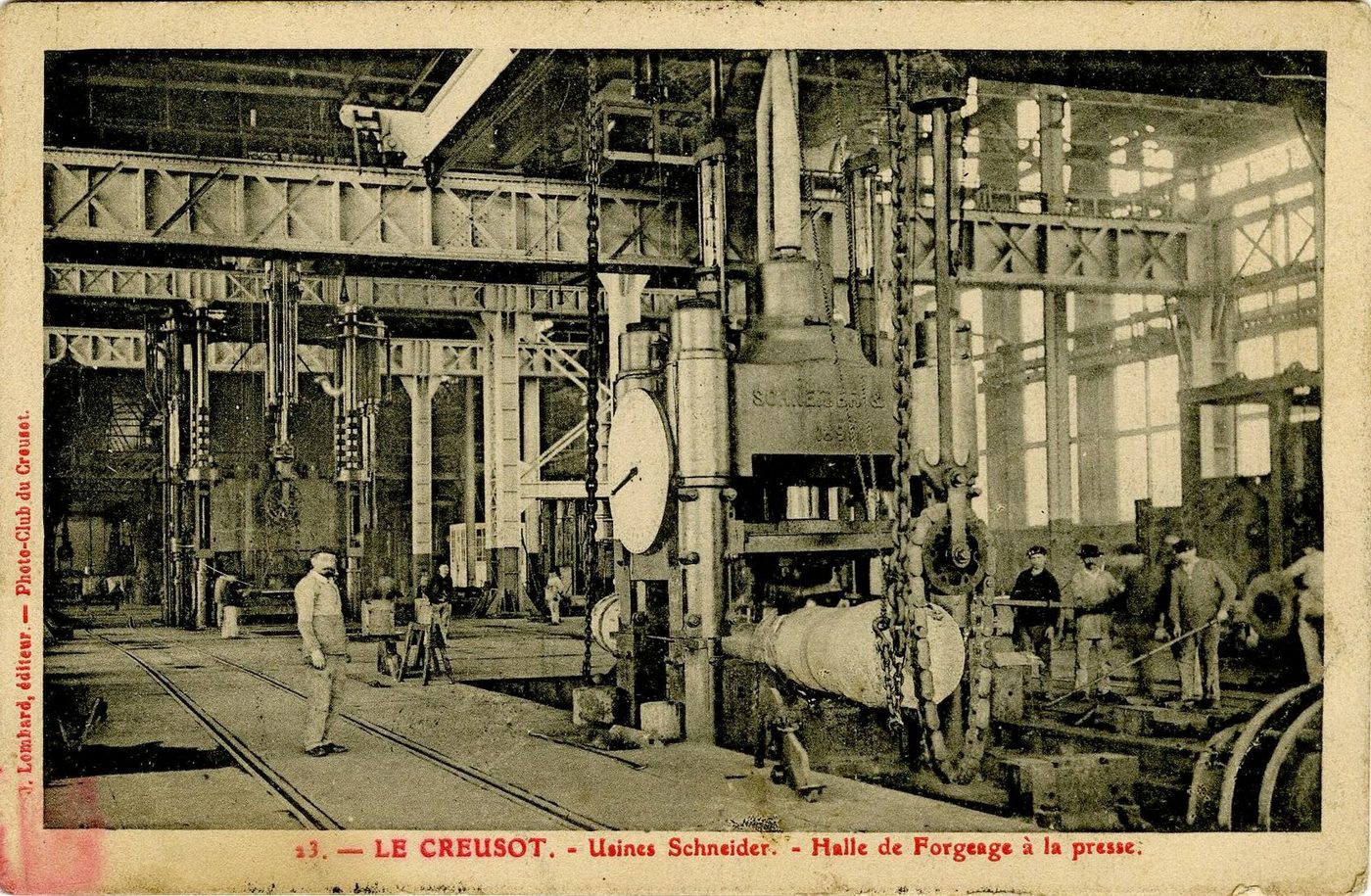Le Creusot. - Usines Schneider, halle de forgeage à la presse.