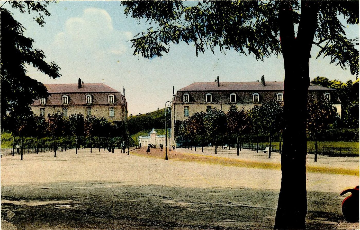 Le Creusot. La caserne et le monument.